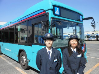 新卒入社の橋本運転士と福井運転士(左から)